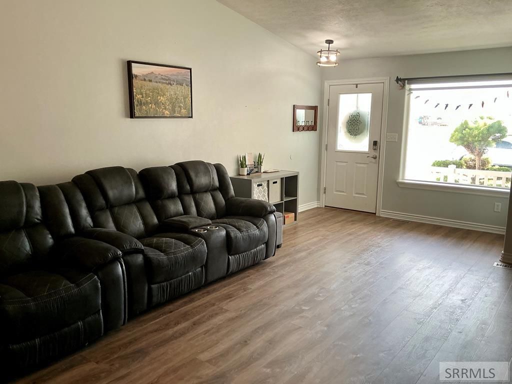 Image 4 of property listing at 2987 Glenn Cove Court, Ammon, ID 83406