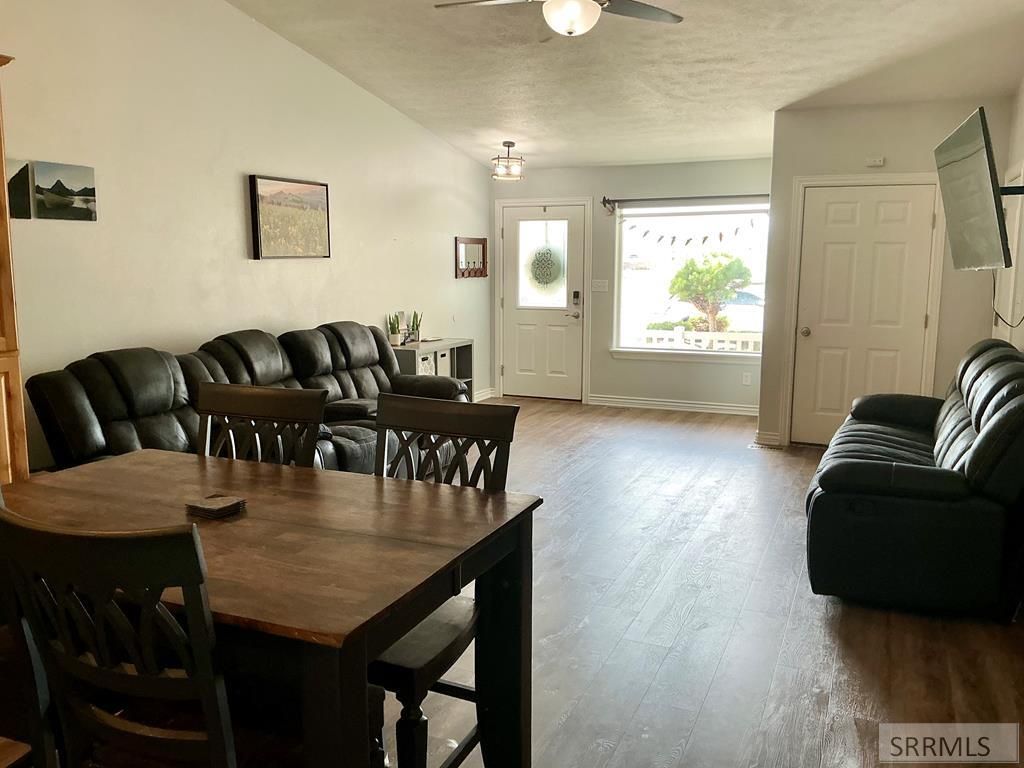 Image 5 of property listing at 2987 Glenn Cove Court, Ammon, ID 83406