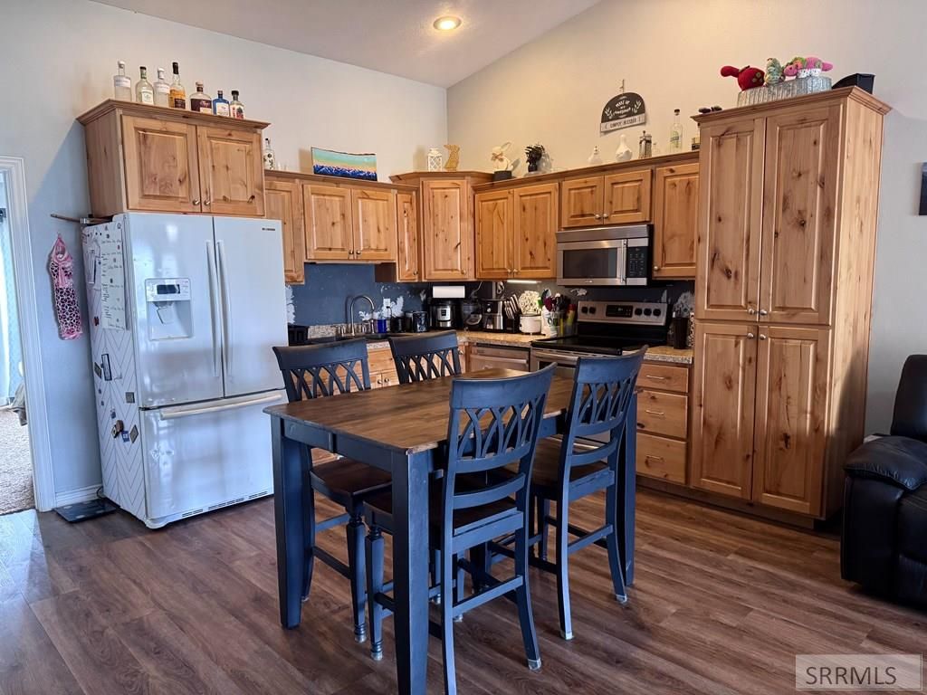 Image 8 of property listing at 2987 Glenn Cove Court, Ammon, ID 83406