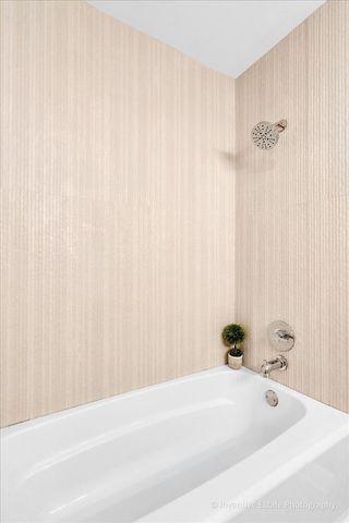 201 S Maple Avenue 111, Oak Park, IL 60302