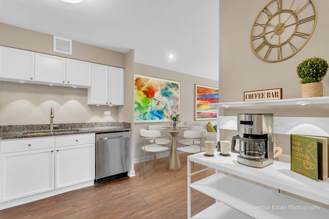 201 S Maple Avenue 111, Oak Park, IL 60302