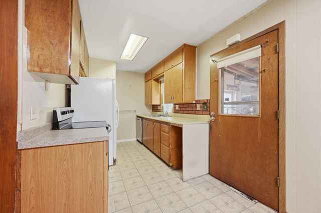1421 E 31st St South, Wichita, KS 67216