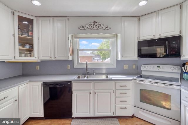 52 CENTER DR, Camp Hill, PA 17011