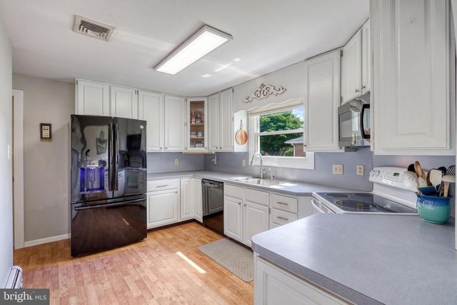 52 CENTER DR, Camp Hill, PA 17011