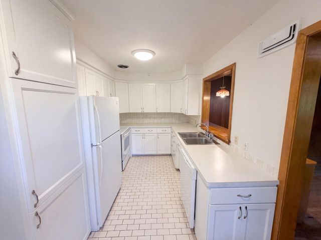 2000 Herschel Street, Roseville, MN 55113