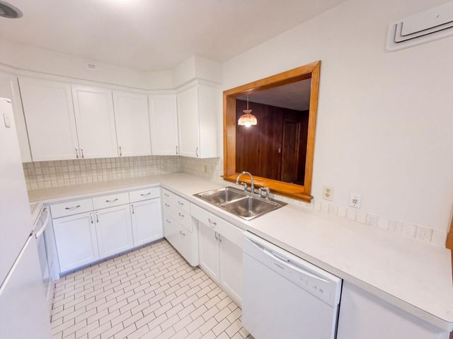 2000 Herschel Street, Roseville, MN 55113
