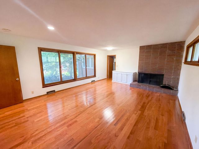 2000 Herschel Street, Roseville, MN 55113