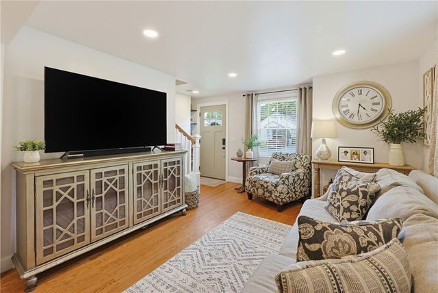7 Whipple Avenue, Barrington, RI 02806