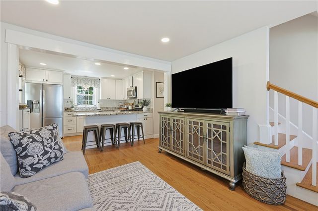 7 Whipple Avenue, Barrington, RI 02806