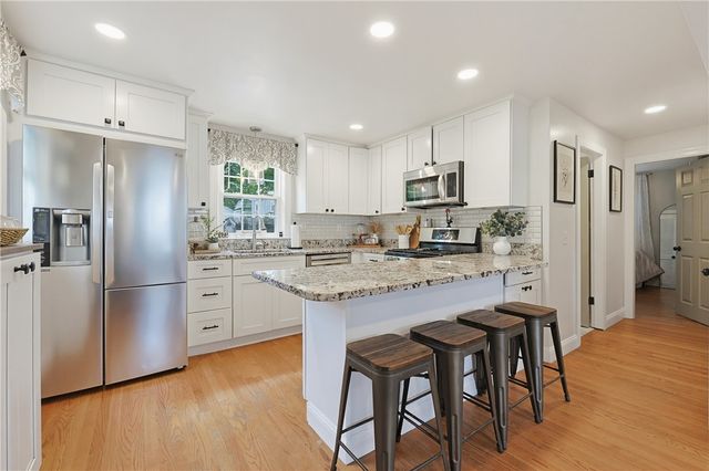 7 Whipple Avenue, Barrington, RI 02806