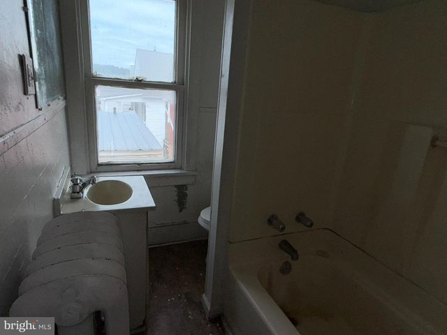 3 SHAW AVE, Lewistown, PA 17044