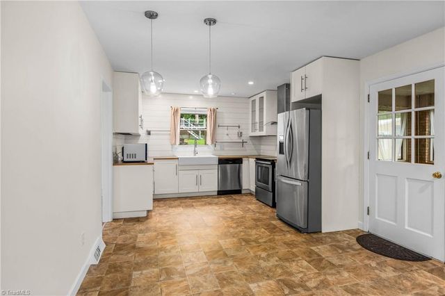 5024 Timbrook Lane, Winston-salem, NC 27103