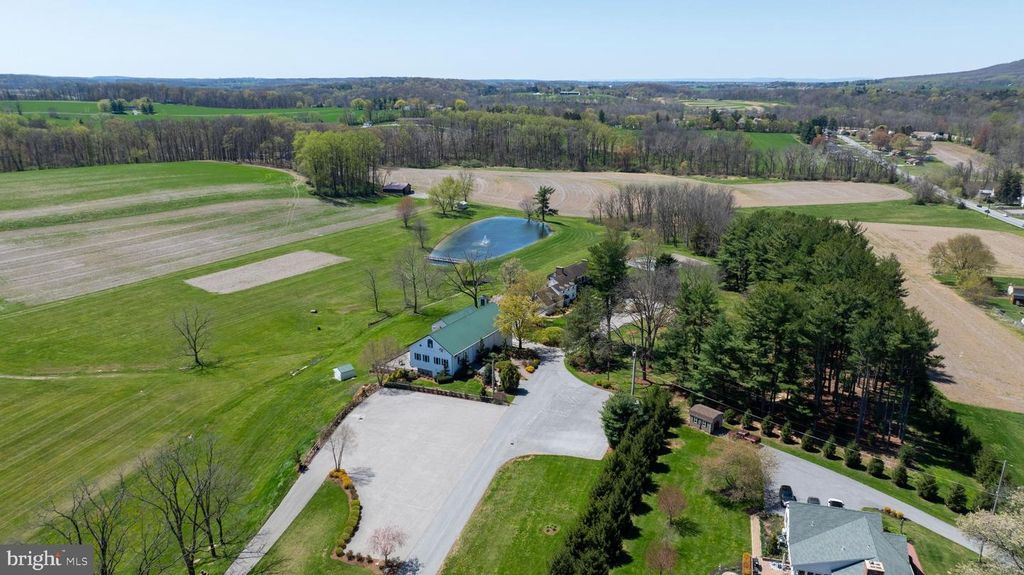 5720 COLONIAL VALLEY RD, Spring Grove, PA 17362