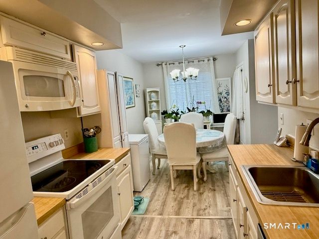 4 Arlington Court 4, Brookfield, CT 06804