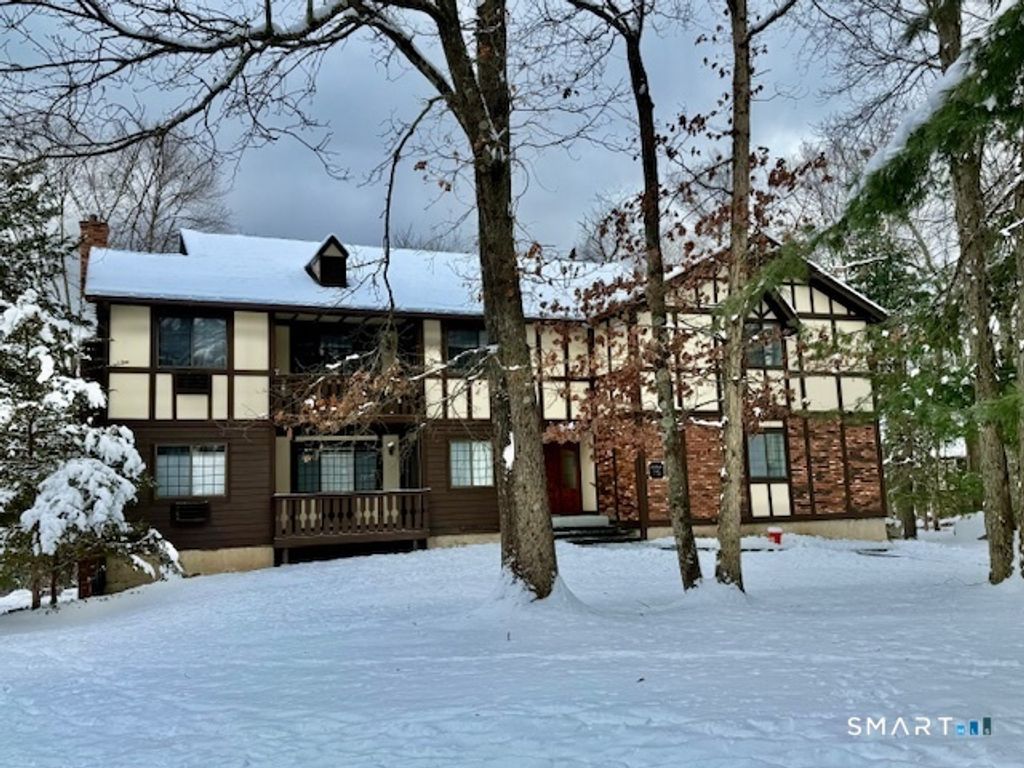 4 Arlington Court 4, Brookfield, CT 06804