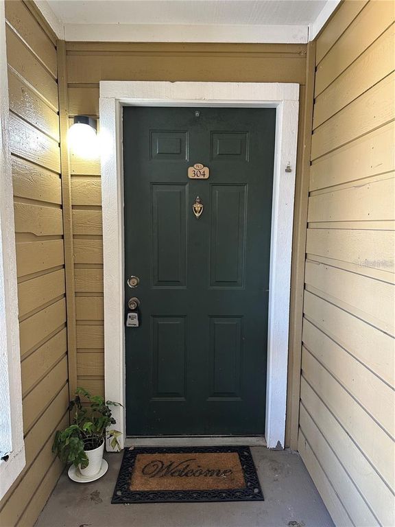 Image 2 of property listing at 5601 ROSEBRIAR WAY S304, Orlando, FL 32822