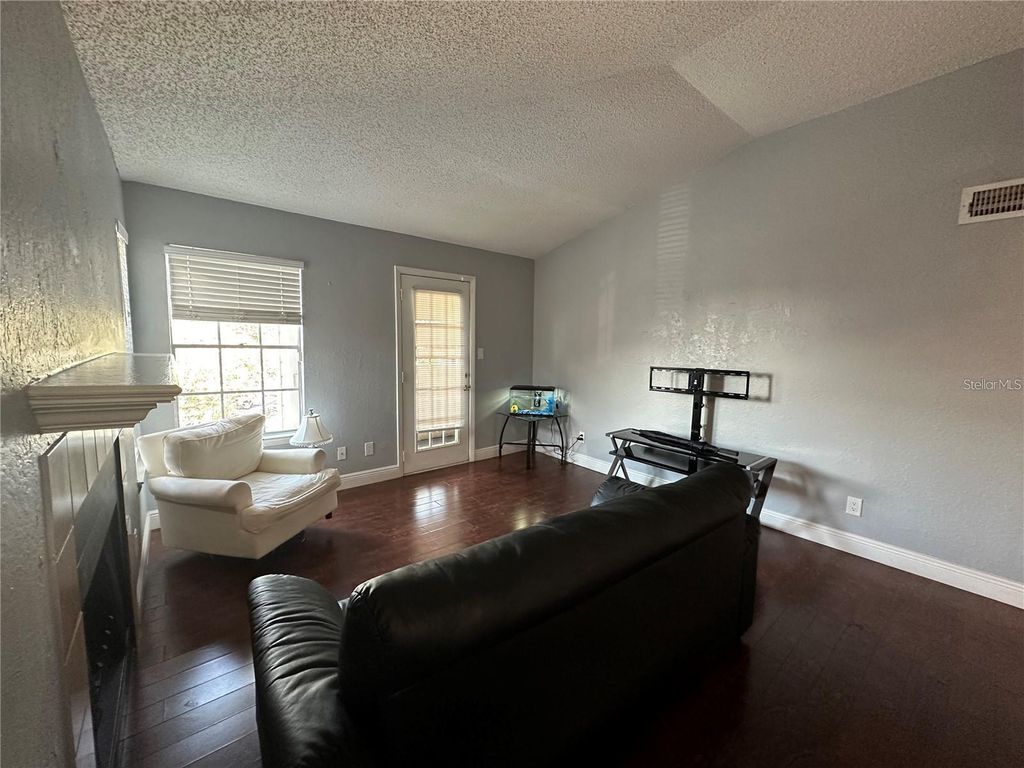 Image 3 of property listing at 5601 ROSEBRIAR WAY S304, Orlando, FL 32822