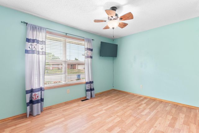 4621 S Ridgeview Avenue, Battlefield, MO 65619