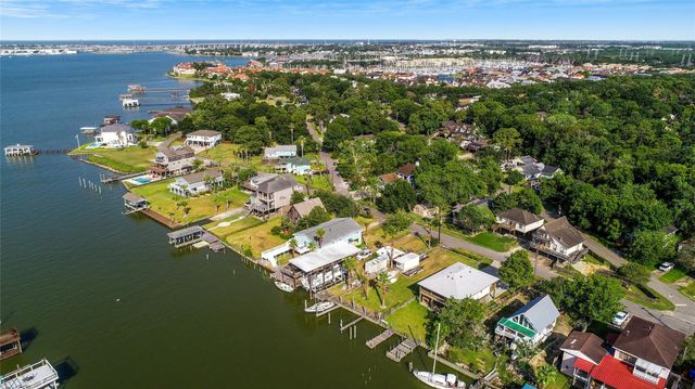 2130 Cove Park Drive, Kemah, TX 77565