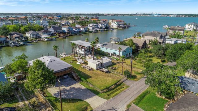 2130 Cove Park Drive, Kemah, TX 77565