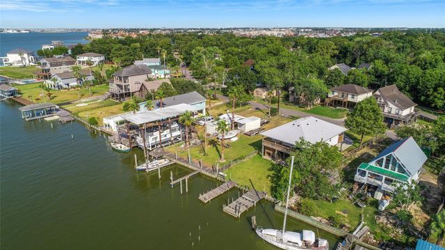 2130 Cove Park Drive, Kemah, TX 77565