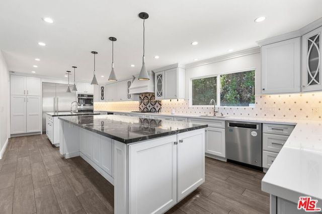 22405 Calipatria Drive, Calabasas, CA 91302