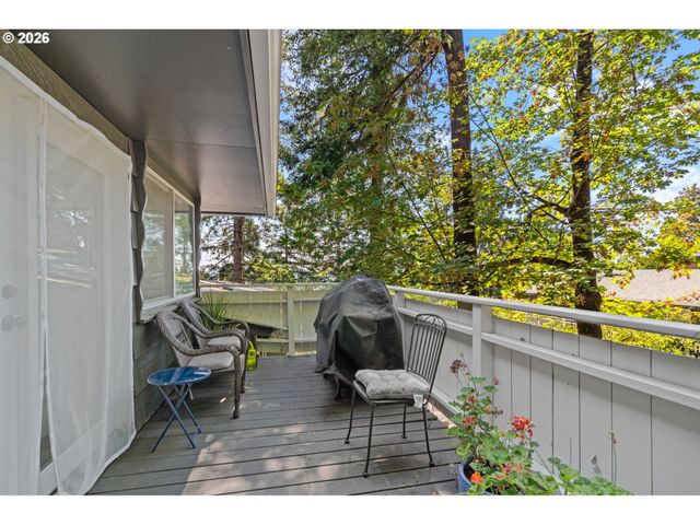 8265 Sw CANYON Ln, Portland, OR 97225