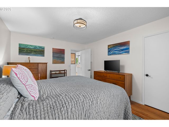 8265 Sw CANYON Ln, Portland, OR 97225
