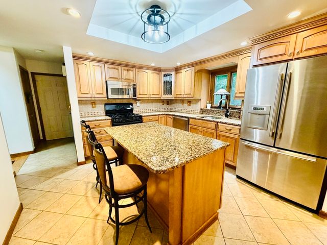 133 Cottonwood Ln, Agawam, MA 01001
