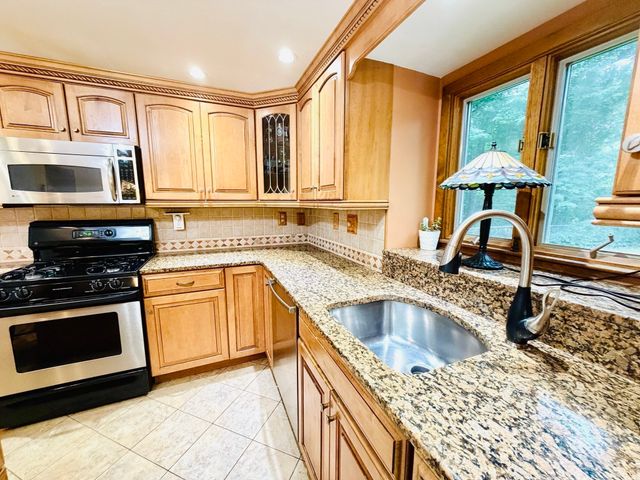 133 Cottonwood Ln, Agawam, MA 01001