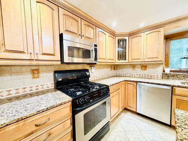 133 Cottonwood Ln, Agawam, MA 01001