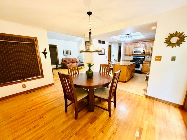 133 Cottonwood Ln, Agawam, MA 01001