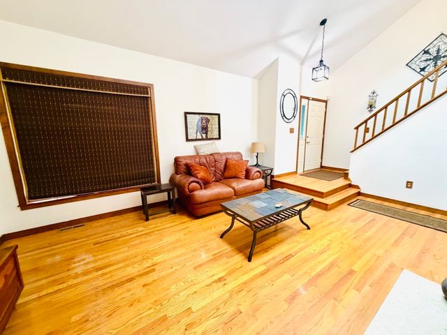 133 Cottonwood Ln, Agawam, MA 01001