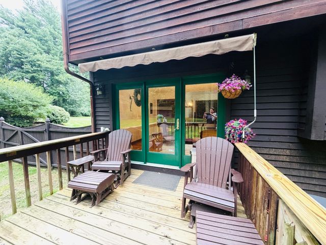 133 Cottonwood Ln, Agawam, MA 01001
