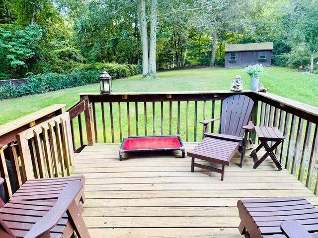 133 Cottonwood Ln, Agawam, MA 01001