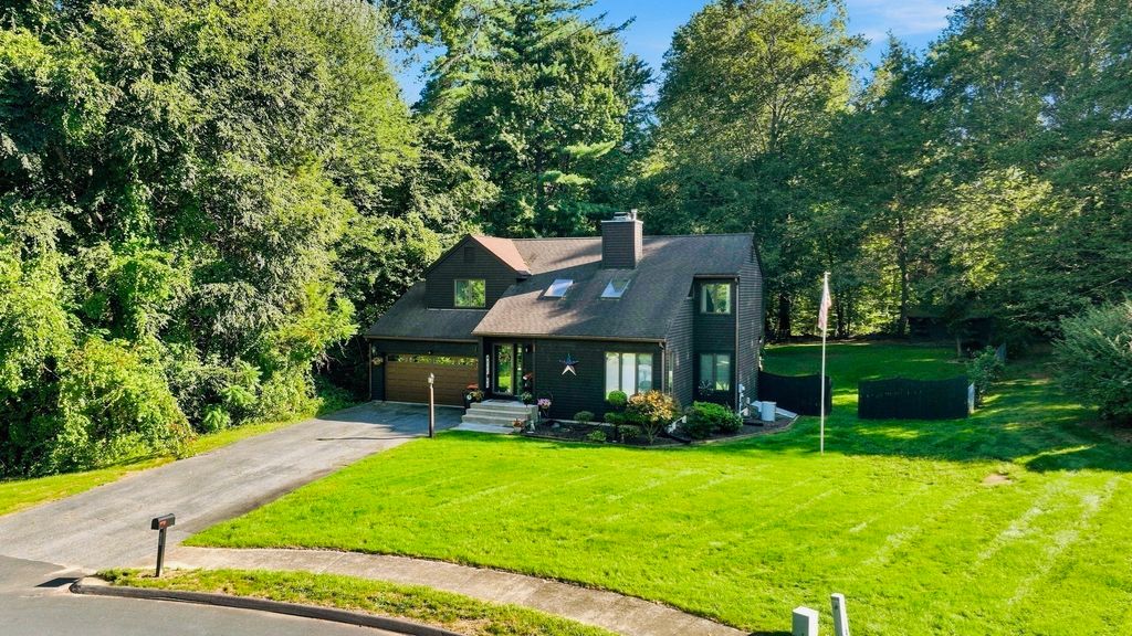 133 Cottonwood Ln, Agawam, MA 01001