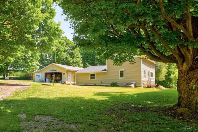 5400 Sister Lake Road, Columbiaville, MI 48421