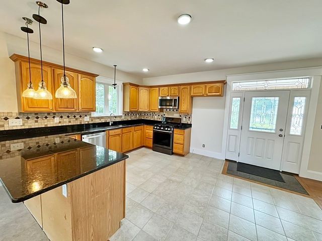 8 Dulcies Pt Rd, Kingston, NH 03848