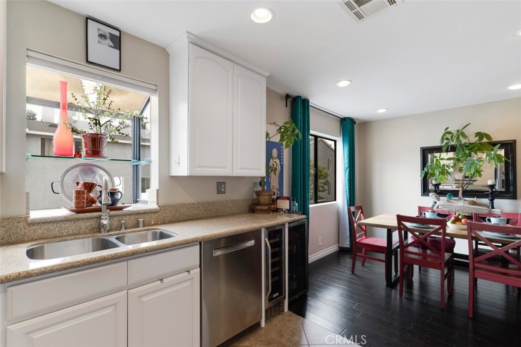 Image 9 of property listing at 21125 Lassen Street 2, Chatsworth, CA 91311