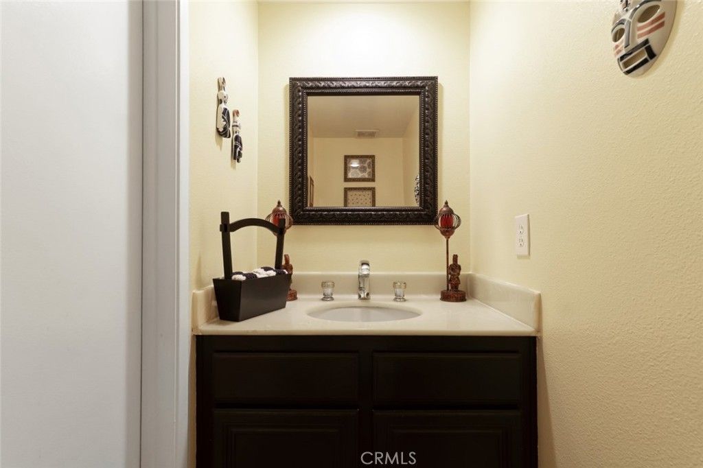 Image 10 of property listing at 21125 Lassen Street 2, Chatsworth, CA 91311