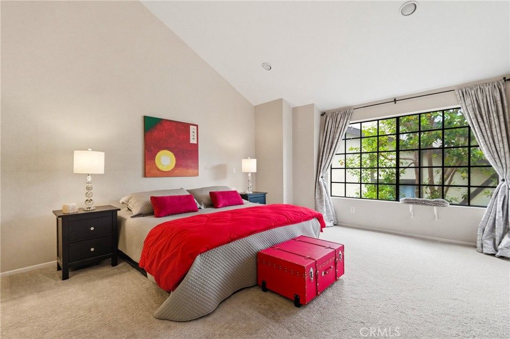 Image 12 of property listing at 21125 Lassen Street 2, Chatsworth, CA 91311