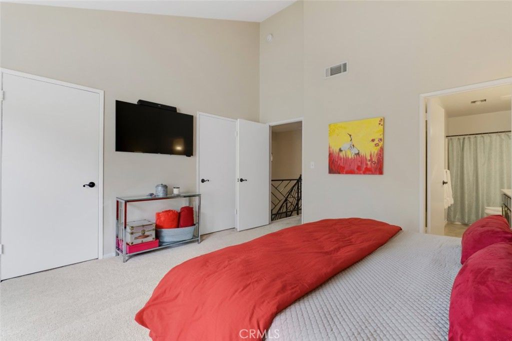 Image 13 of property listing at 21125 Lassen Street 2, Chatsworth, CA 91311