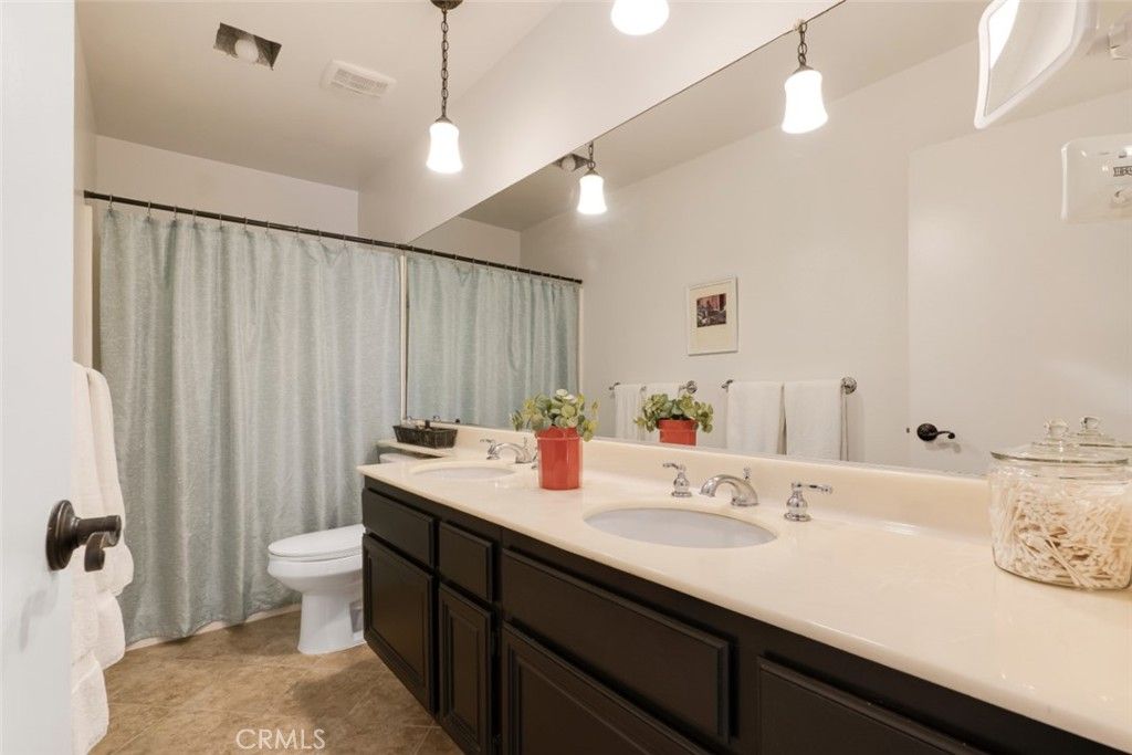 Image 14 of property listing at 21125 Lassen Street 2, Chatsworth, CA 91311