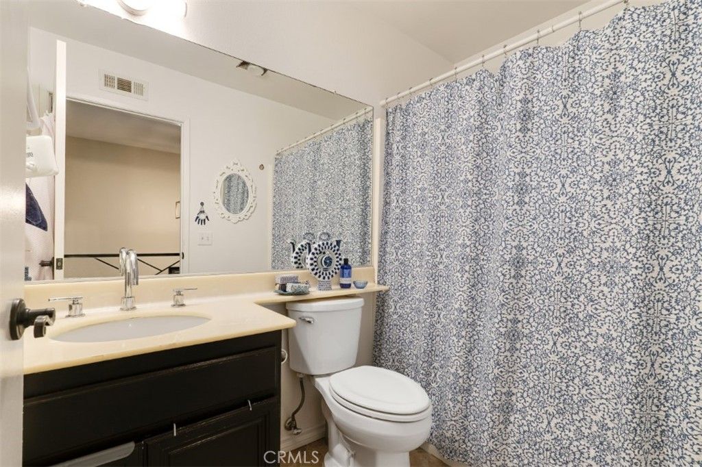 Image 17 of property listing at 21125 Lassen Street 2, Chatsworth, CA 91311