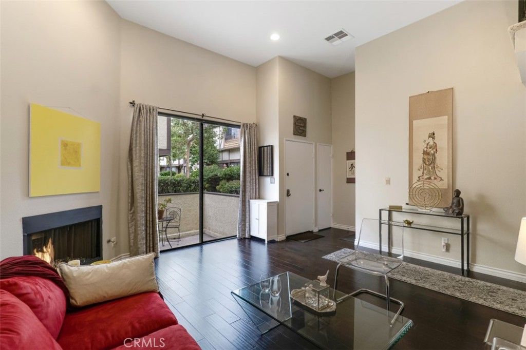 Image 1 of property listing at 21125 Lassen Street 2, Chatsworth, CA 91311