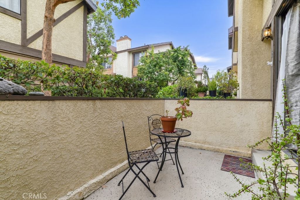 Image 20 of property listing at 21125 Lassen Street 2, Chatsworth, CA 91311