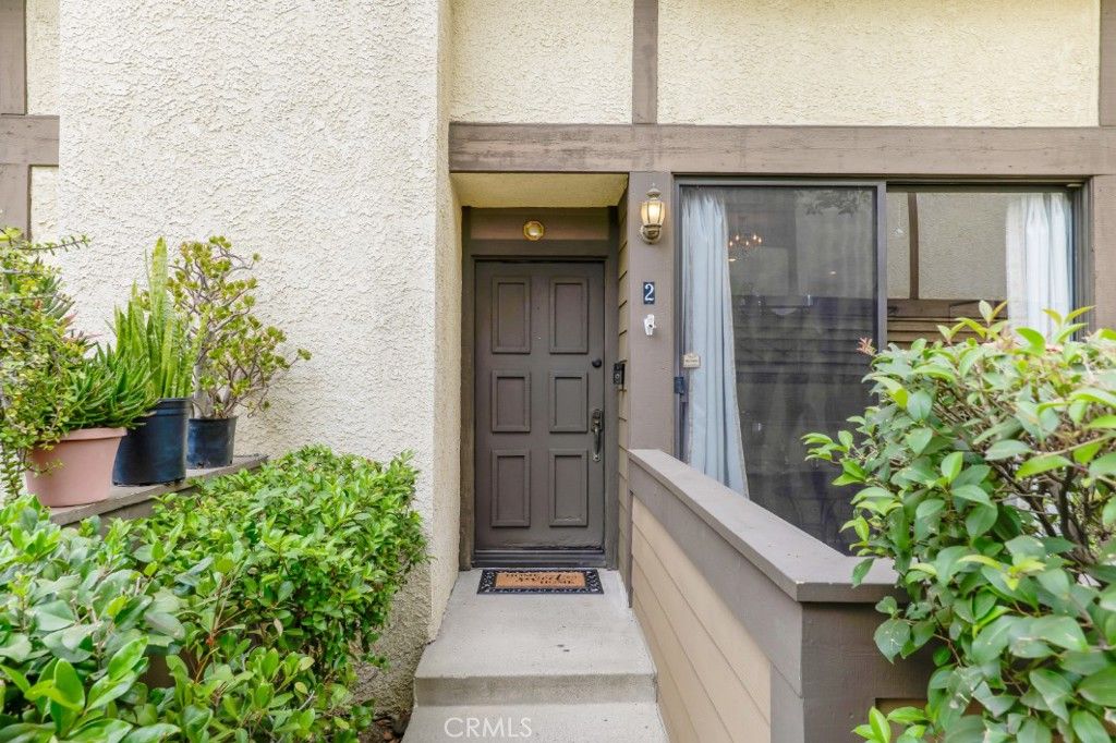 Image 21 of property listing at 21125 Lassen Street 2, Chatsworth, CA 91311