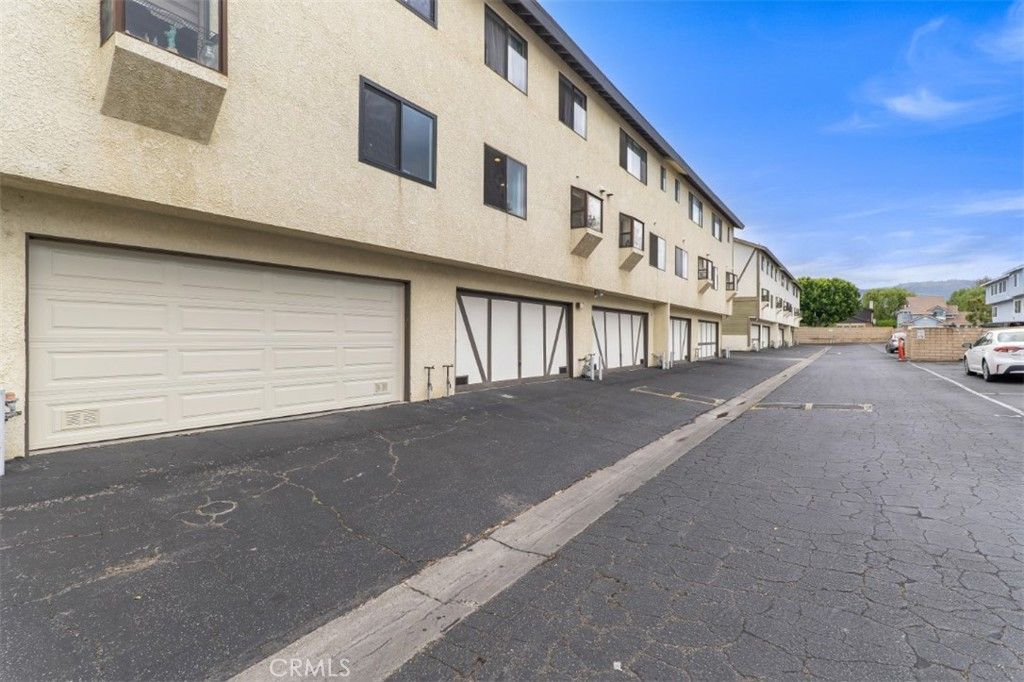 Image 22 of property listing at 21125 Lassen Street 2, Chatsworth, CA 91311