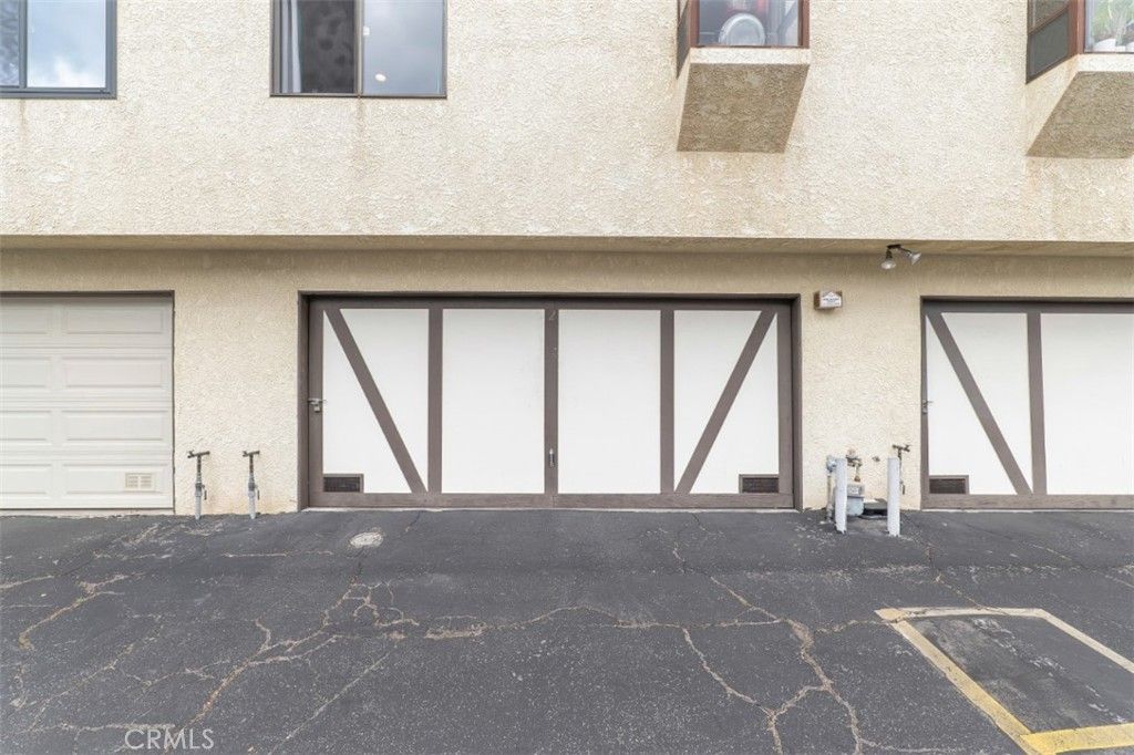 Image 23 of property listing at 21125 Lassen Street 2, Chatsworth, CA 91311