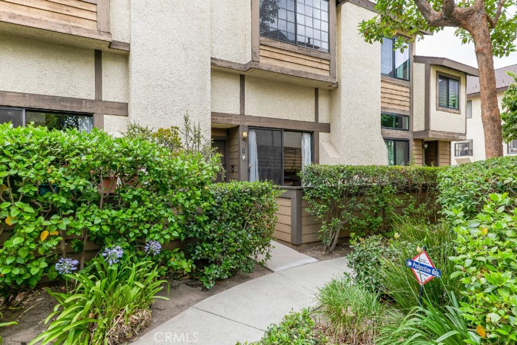 Image 24 of property listing at 21125 Lassen Street 2, Chatsworth, CA 91311